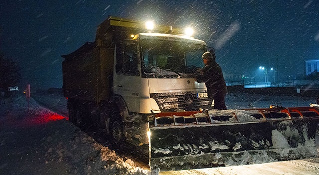 Iğdır-Ağrı kara yolu kar yağışı nedeniyle ulaşıma kapandı