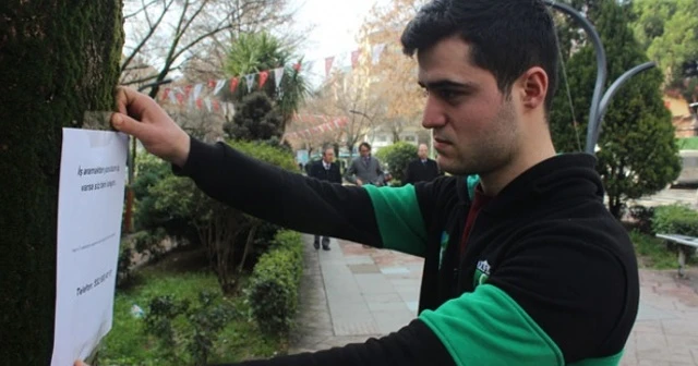 İş arayan gençten ilginç afiş: İş varsa siz arayın
