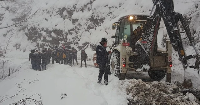 İş makinesi uçuruma yuvarlandı