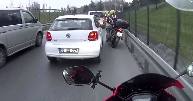 İstanbul’da ilginç motosiklet kazası kamerada