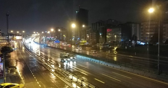 İstanbul&#039;da karla karışık yağmur gece boyunca etkili oldu