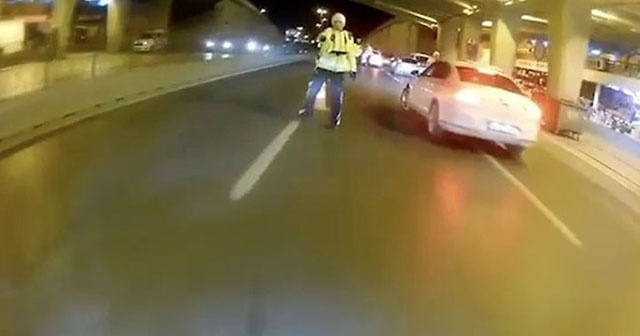 İstanbul’da trafikte terör estiren motosikletli, polisin üzerine sürüp kaçtı