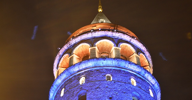 İstanbul&#039;un simgesi Galata Kulesi mavi ve turuncuya büründü