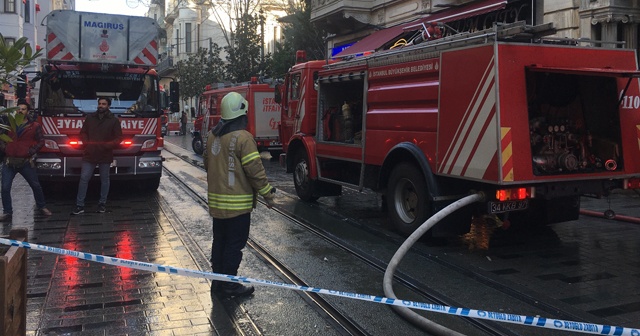 İstiklal Caddesi'nde korkutan yangın!