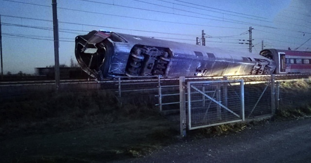 İtalya’da tren raydan çıktı: 2 ölü, 30 yaralı