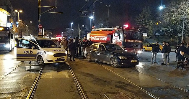 İtfaiye aracıyla otomobil tramvay yolunda çarpıştı