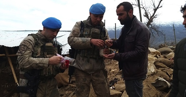 Jandarma enkazda bulduğu altınları sahibine teslim etti