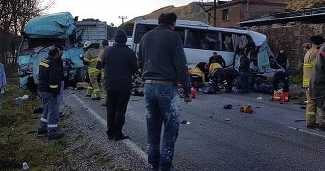 Kamyonla servis minibüsü çarpıştı: 4 kişi öldü