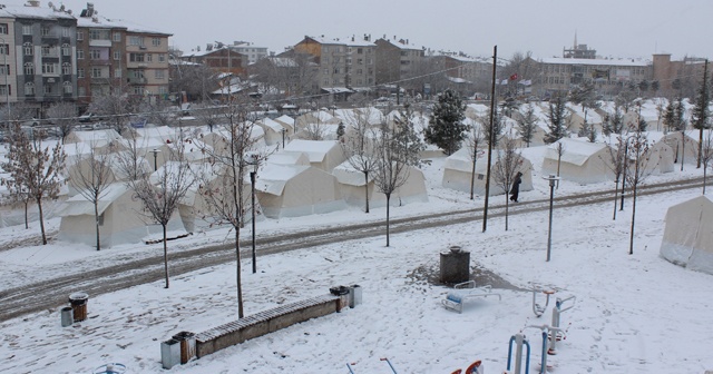 Kar yağan Elazığ&#039;da, çadır kentte yaşam