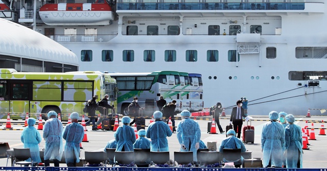 Karantina gemisinden bine yakın yolcu tahliye edildi