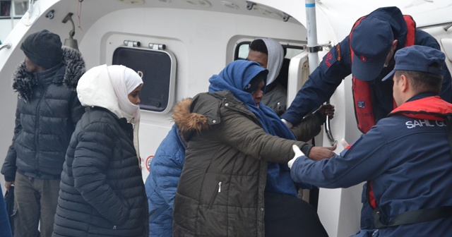 Kayalıklarda mahsur kalan göçmenler kurtarıldı