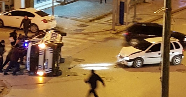 Kırmızı ışıkta geçen araç polis aracını devirdi