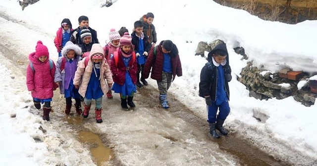 Konyalı öğrencilerin karda zorlu eğitim yolculuğu