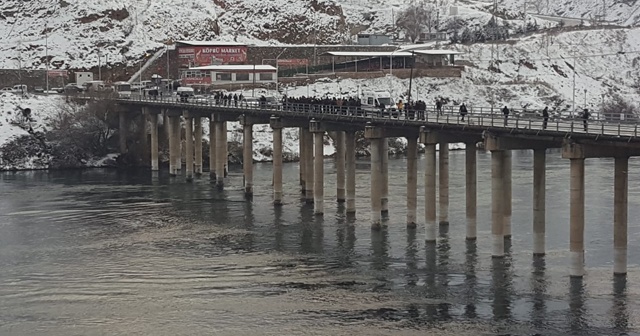 Köprü ayağına çarpan tekne battı:1 kayıp