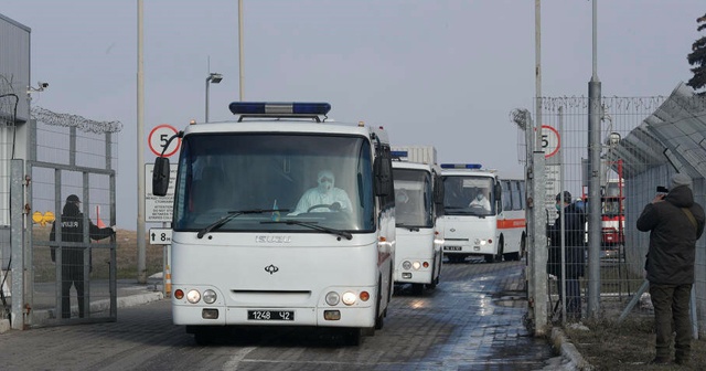 Koronavirüs ülkeyi karıştırdı, polisle çatıştılar!