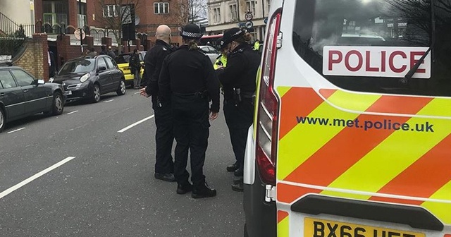 Londra&#039;da camiye giren bir kişi, namaz kılan bir din görevlisini bıçakladı