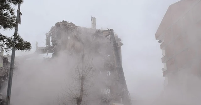 Malatya'da deprem öncesi boşaltılan binalar da yıkılıyor