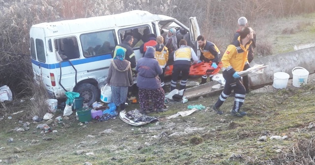 Manisa’da işçi servisi ile otomobil çarpıştı: 13 yaralı