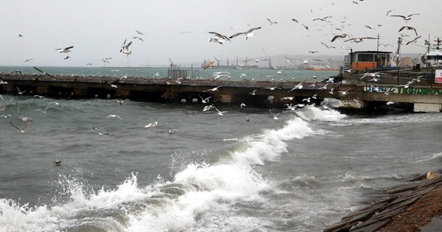 Marmara Denizi&#039;nde lodos etkisini sürdürüyor