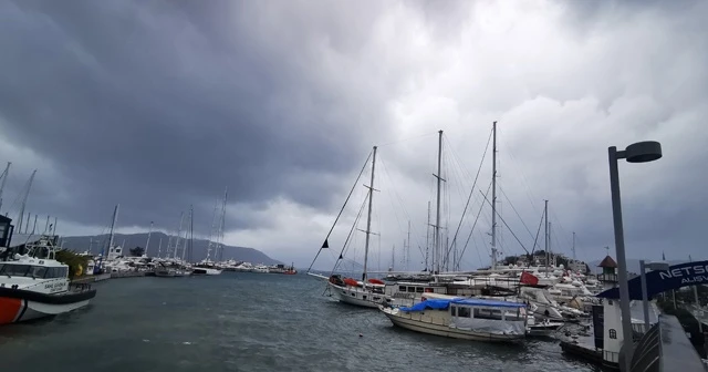 Marmaris'te fırtına hayatı olumsuz etkiledi