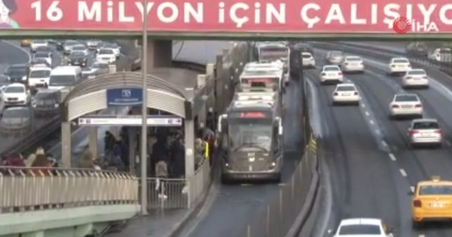 Metrobüs, durakta bekleyen yayaya çarptı