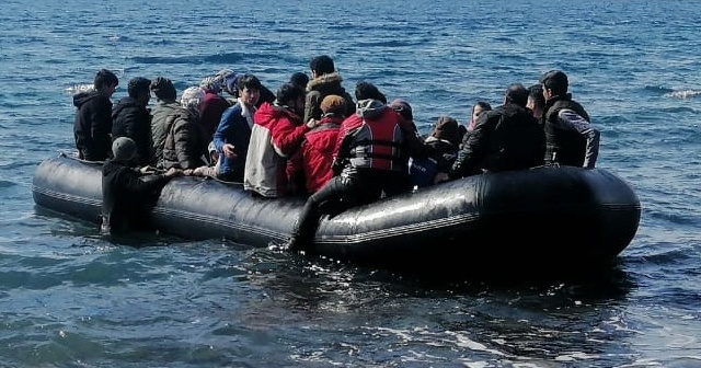 Mülteciler botlarla Midilli Adası&#039;na geçmeye başladı