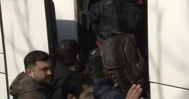 Mülteciler otobüse binmek için birbirlerini ezdi