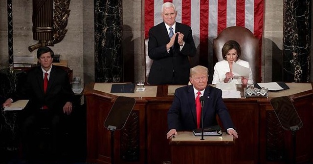 Nancy Pelosi Trump&#039;ın konuşmasını yırttı