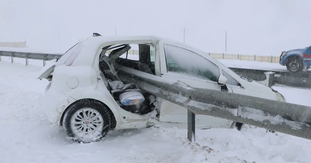 Otomobil bariyerlere saplandı: 1 ölü, 3 yaralı