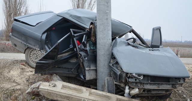 Otomobil elektrik direğine çarptı: 1 yaralı