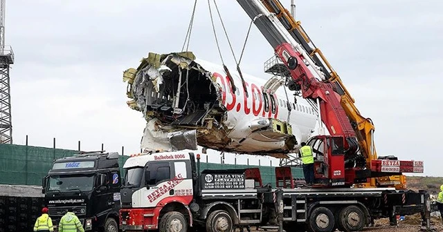 Pistten çıkan uçağın enkaz kaldırma çalışmaları tamamlandı