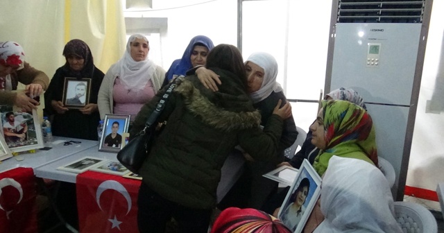 PKK’dan kaçarak teslim olan genç kız evlat nöbetindeki aileleri ziyaret etti