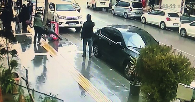 Polis, bıçaklı kavgayı havaya ateş ederek ayırdı