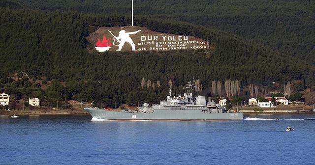 Rus savaş gemisi &#039;Caesar Kunikov&#039; Çanakkale Boğazı&#039;ndan geçti