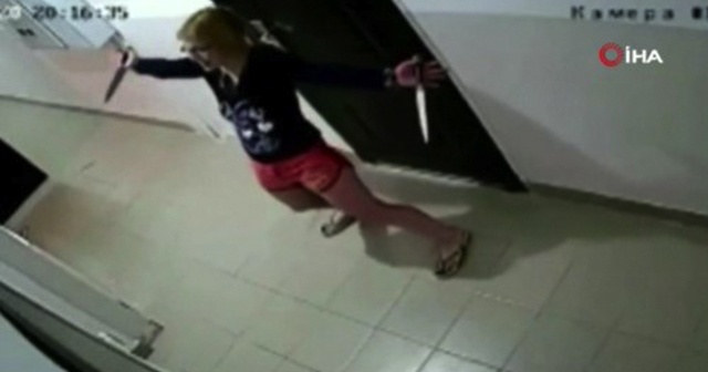 Rusya’da gözaltındaki kadın elindeki bıçakla karakoldakilere saldırdı