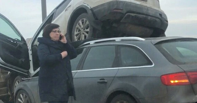 Rusya'da kaza yapan araçlar üst üste çıktı
