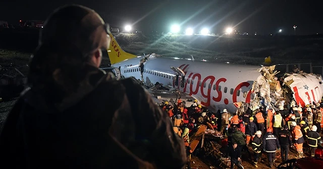 Sabiha Gökçen’de pistten çıkan uçağın enkazından 2 yaralı çıkarıldı