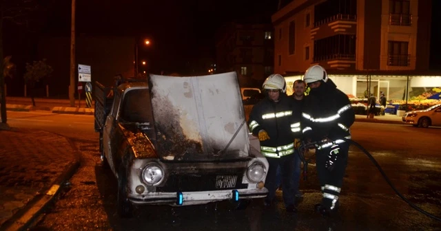 Seyir halindeki kamyonet alev aldı