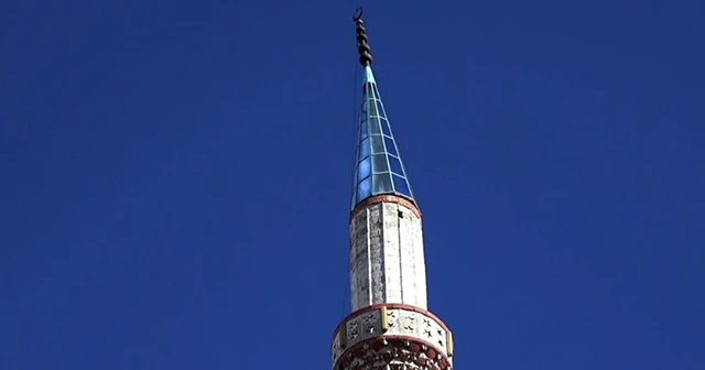 Şiddetli rüzgar cami minaresini devirdi