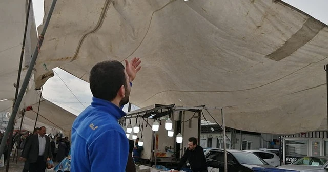 Şiddetli rüzgar pazarcılara zor anlar yaşattı