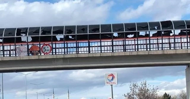 Şiddetli rüzgar üst geçidin çatısını parçaladı
