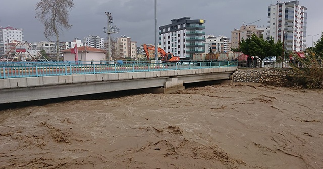 Şiddetli yağış ve fırtına su taşkınlarına neden oldu