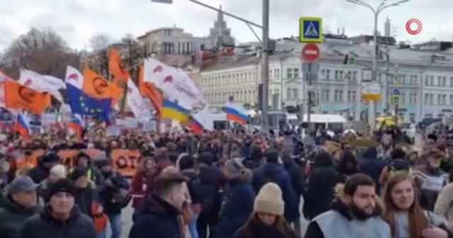 Sokağa inen binlerce protestocu Putin’in istifasını istedi