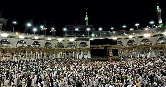 Suudi Arabistan, Kovid-19 nedeniyle umre ziyaretlerini askıya aldı