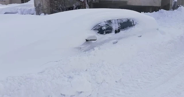 Tatvan'da 2 günde 2 metre kar yağdı