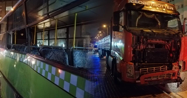 Tır ile çarpışan halk otobüsünde 2 yolcu yaralandı