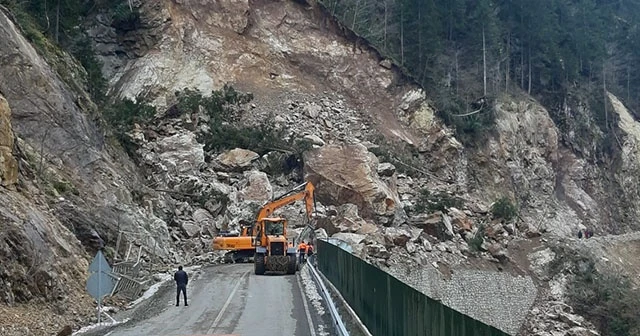 Trabzon-Bayburt karayolunda heyelan