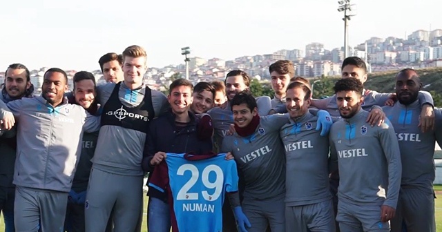 Trabzonspor&#039;un otobüsünü saatlerce bekleyen Numan futbolcularla buluştu