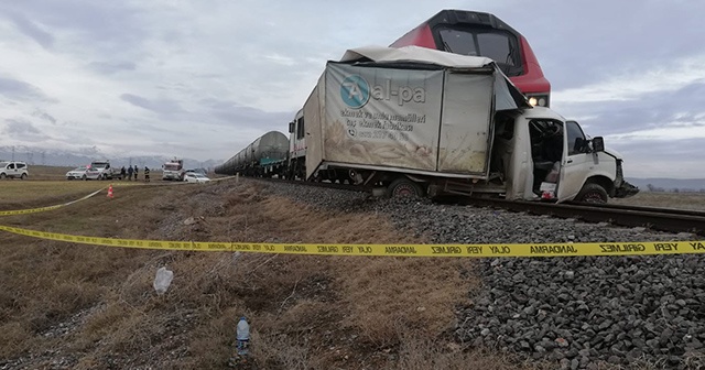 Tren ekmek yüklü kamyonete çarptı