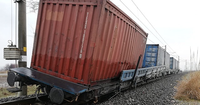 Tren vagonu raydan çıktı